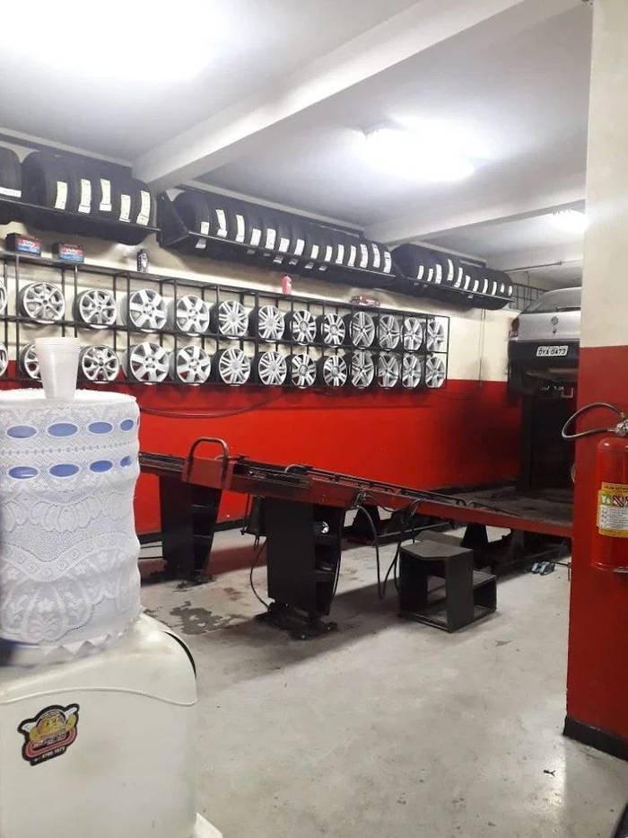 Parede da loja com rodas e pneus organizados em estoque